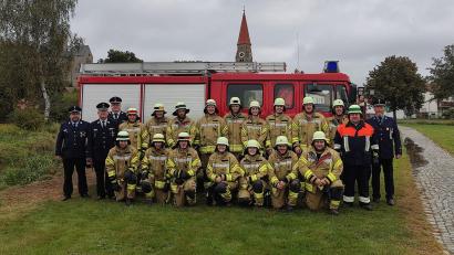 Bild: Feuerwehr Falkenberg/exb
Die Teilnehmer an der Leistungsabzeichenprüfung formierten sich zum Gruppenbild.