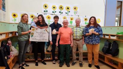 Bild: exb
Spendenübergabe mit (von rechts) Marina Diertl für den Kindersingkreis, Josef Leipold für den Gagglhof sowie Robert Herl und Daniele Dimler für das Kinderhaus.
