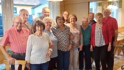 Bild: Josef Grundler/exb
Anton Bollmann (von links), Günther Hoffmann, Anita Schmid, Theo Lehner, Rita Schreiber, Adelheid Kronhäuser, Alfred Meister, Berta Dumler, Anni Schaumberger, Alfred Meister, Marie Luise Bösl und Josef Grundler kamen zu einem Jahrgangstreffen zusammen.