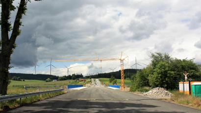 Archivbild: Bildmontage/NES/exb
Ob und wo Windkraftanlagen in Erbendorf, wie in dieser Bildmontage, gebaut werden können, sollte ein Planungsbüro im Auftrag der Stadt Erbendorf herausfinden.