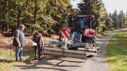 Bild: Susanne Forster
Zur Wegepflege im Forstrevier Flossenbürg, das auch Forstwege im Areal rund um das Skilanglaufzentrum Silberhütte umfasst, ist Fachmann Josef Wagner (links) mit einer Spezialapparatur angereist. Revierförster Oswald Hamann begutachtet das Gerät, das zur Pflege der Wege zum Einsatz kommt.