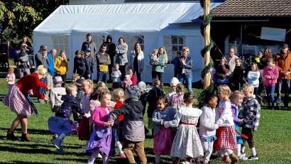 Bild: R. Kreuzer
Die Vorschulkinder des Kindergartens Maria Königin tanzen um den aufgestellten Kirwabaum bei schönem Herbstwetter.