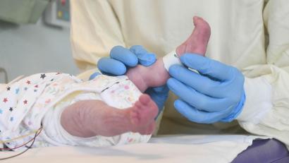 Bild: Gabi Schönberger
Der Beruf der Kinderkrankenschwester war mal elitär, sagt Chefarzt Fritz Schneble. Nun müssen Auszubildende erst einmal alle Pflegeberufe durchlaufen, bevor sie sich festlegen können.
