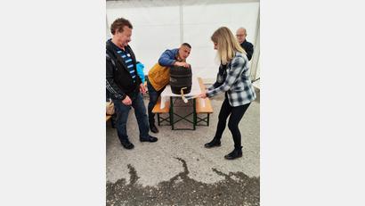 Bild: rn
Bürgermeister Marcus Gradl, Stadtrat Ludwig Schneider und Gemeindeamman Markus Kronenberg (rechts) überlassen Gemeindepräsidentin Nicole Lüthy-Widmer das Anzapfen Eschenbacher Zoigls.