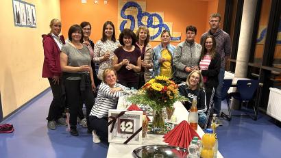 Bild: kki
Einen Sektempfang mit einem kleinen Buffet hatte die Damen-Aerobic-Gruppe für die scheidende Abteilungsleiterin Angela Zimmerer (Fünfte von links) für ihre 42 Jahre "Dienstjahre" vorbereitet.
