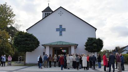 Bild: rgr
Auf dem Kirchplatz kamen die Gläubigen nach dem Gottesdienst ins Gespräch.