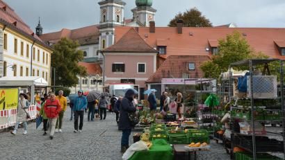 Bild: jr
Trotz eines wenig einladenden Wetters am Sonntag kamen immer wieder Besucher zum Waldsassener Kirwamarkt, die am Johannisplatz und in der Prinzregent-Luitpold-Straße Ausschau nach günstigen Artikeln hielten.