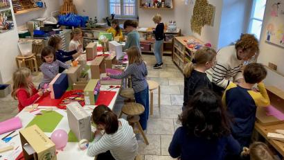 Bild: Dorothe Pfeiffer/exb
Das "Fliegende Klassenzimmer" im Luftmuseum war ein Ort unendlicher Kreativität von Kindern am Luftsamstag.