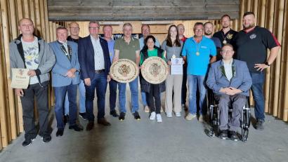 Bild: Martin Lange/exb
Die Erstplatzierten der verschiedenen Disziplinen mit Erstem Schützenmeister Kurt Falk (Zweiter von links), Bürgermeister Michael Göth (Vierter von links) und Oberschützenmeister Jürgen Weiß (Zweiter von rechts).