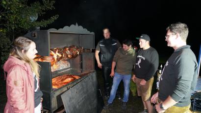 Bild: fvo
Gespannt inspizieren die Hüttenfreunde , an der Spitze Vorsitzender Tobias Neuber (rechts) und seine Stellvertreterin Katrin Kleber den Zustand der Kirwasau im Grill. Mit dabei die Grillmeister Wolfgang Wüst (Zweiter von rechts), Philipp Heldwein (Mitte) und Markus Prem (rechts neben Grill).