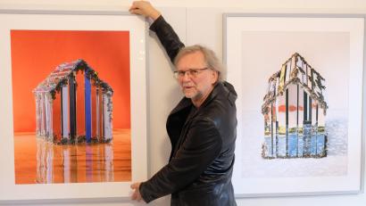Bild: do
Künstler Bernhard Dagner bei der Vernissage im Kloster Speinshart vor seinen "Spiegelglashäusern"