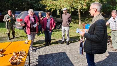 Bild: Zintl/exb
Stefan Hartwig (rechts) lässt die Schwammerlfreunde gerne an seinem Wissen teilhaben.