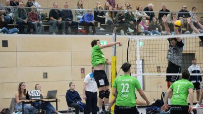 Bild: Andreas Brückmann
Eine deutliche Niederlage für die Amberger Volleyballer (in Grün) setzte es gegen die SG Donau Volleys Regensburg.