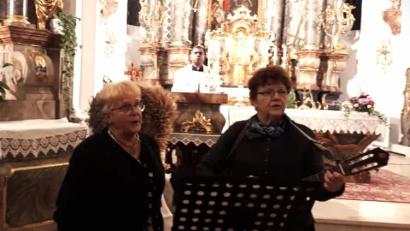 Bild: exa
Der "Josefshofer Hausgesang" beim Oktoberrosenkranz des Müttervereins Pullenreuth, im Hintergrund Pfarrer Julius.
