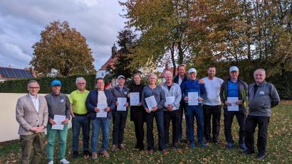 Bild: Golfclub Stiftland/exb
Ausgezeichnet wurden die besten Spieler des Turniers um den Preis der Stadt Waldsassen. Im Bild (von links) Bürgermeister Bernd Sommer, Otto Gradl, Sebastian Pollack, Alex Hofmann, Wolfgang Beer, Monika Arbter-Hubrich, Christine Schöner, Frank Jesse, Matthew Gatrall, Benedikt Jesse, Peter Reisnecker, Mathias Reisnecker und Clubpräsident Herbert Bäuml.
