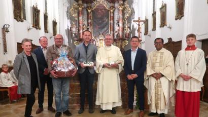 Bild: rha
Die Pfarreiengemeinschaft Vilseck-Schlicht-Sorghof verabschiedet nach fünf Jahren ihren Diakon Dieter Gerstacker, der künftig in Hahnbach, Gebenbach und Ursulapoppenricht tätig sein wird (von links): Michaela Kreuzer, Werner Prechtl, Hubert Merkl, Thomas Pröls, Diakon Dieter Gerstacker, Markus Graf, Pater Robin Xavier und Noah Ziegler.
