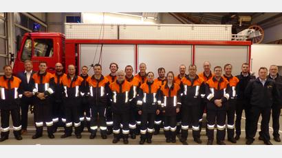 Bild: jp
Den erfolgreichen Prüflingen der Kastler Feuerwehr gratulieren Bürgermeister Stefan Braun (Zweiter von links) sowie (von rechts) die Kreisbrandmeister Jürgen Ehrensberger, Alexander Graf und Fabian Nemetschek.
