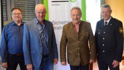 Bild: Kunz
Bei der Bezirksversammlung der Oberpfälzer Verkehrswachten wurde Gernot Schötz (Zweiter vonr rechts) im Amt bestätigt. Weiter zu sehen (von links) Manfred Raubold, Josef Argauer und Klaus Müller.