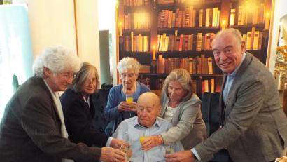 Bild: e
Kommt auch nicht alle Tage vor: Vier Schwestern stoßen zusammen mit Bürgermeister Roland Strehl (rechts) auf den 90-jährigen Alois Gammel (Mitte) an.