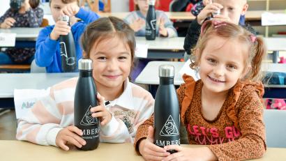 Bild: Petra Hartl
An der Max-Josef-Grundschule freuen sich die Kinder der Klasse 1D über ihre neuen Trinkflaschen.