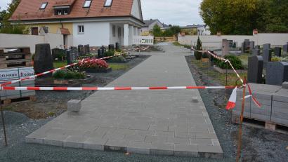 Bild: jr
Pflasterarbeiten finden aktuell auf dem Friedhof in Pechbrunn statt. Ziel ist es, Barrierefreiheit zu erreichen.