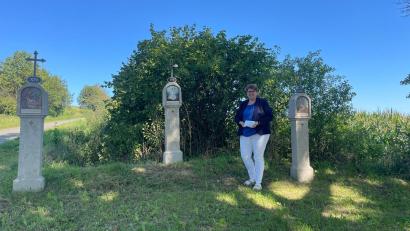 Bild: Tanja Weinberger/exb
Die Sanierung der Kreuzwegstationen in Dieterskirchen war der Marktgemeinde mit Bürgermeisterin Anita Forster mit Geldern aus dem Regionalbudget möglich.