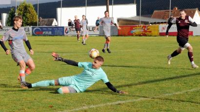 Bild: heh
Der TSV Waldershof gewann am Sonntag beim ASV Waldsassen mit 5:2. Hier erzielt der dreifache Torschütze Philipp Bertsch (links) das 2:0, ASV-Torwart Jan Altrock ist ohne Abwehrchance. Rechts ASV-Akteur Maximilian Menzl.
