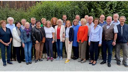 Bild: Völkl/exb
Ein herzliches Wiedersehen: Der Abi-Jahrgang 1979 hat sich beim Treffen in Trisching viel zu erzählen.