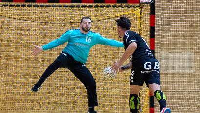 Bild: Günter Uschold
Torwart Maximilian Schlehuber (links) war der überragende Mann beim Sieg des HV Oberviechtach gegen den TB Roding.