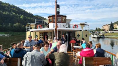 Bild: Walter Heldrich/exb 
Reisende von "Feuerhof on Tour" genießen ihre Dampferfahrt auf der Elbe.