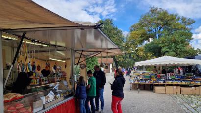 Bild: mab
Wenige Besucher nahmen das Angebot der Standlbetreiber in der Schlosstraße zum Einkauf wahr.