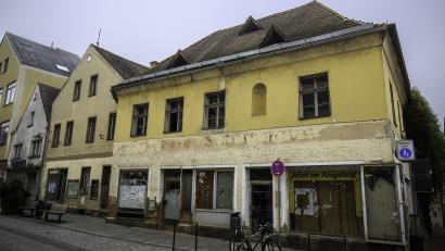 Bild: Hösamer
Die Meierhofer-Häuser an der Friedrich-Ebert-Straße in Schwandorf verfallen seit Jahren.