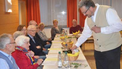 Bild: Kunz
Pfarrvikar Achim Dittrich schenkt ein.