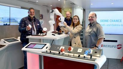 Bild: FEE GmbH/exb
Auch für Udo Starck, Personalleiter der FEE GmbH (links), sowie Ilona Hannig, Mitarbeiterin des Verbandes in der Geschäftsstelle Oberpfalz, gibt es im Truck immer wieder etwas Neues zu entdecken.