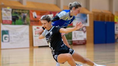 Bild: Günter Uschold
Carina Hauser vom HV Oberviechtach lässt sich auch durch ein Foul nicht stoppen.