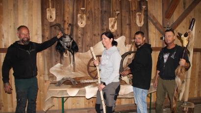 Bild: prh
Peter Kick (links) der Gründer der "Stoapfalz Deifl" bereitet mit seinen Helferinnen und Helfern die Ausstellung mit 40 kunstvoll geschnitzten, furchteinflößenden Masken und anderen Verkleidungsaccessoires der Perchten im Brucksaler-Stodl vor.