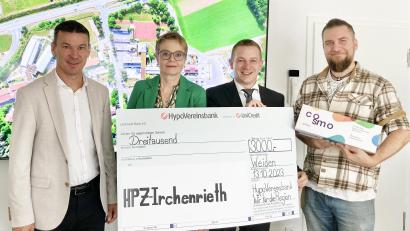 Bild: lst/exb
Strahlende Gesichter bei der Spendenübergabe: HPZ-Vorstandsvorsitzender Christian Stadler (links), Vorstandsmitglied Claudia Prommersberger (Zweite von links) und HPZ-Mitarbeiter Moritz Hummel (rechts) freuen sich über den Spendenscheck in der Höhe von 3000 Euro, den Christian Wolf, Weidener Filialleiter der UniCredit-Bank, überreichte.