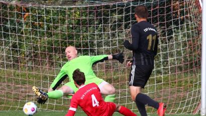 Bild: Dieter Jäschke
Das 3:1 für den TSV Erbendorf: Sandro Hösl (rechts) erzielt das zweite seiner drei Tore beim Erbendorfer 5:3-Sieg in Irchenrieth. DJK- Torwart Mario Bohnenstengel und Teamkollege Jakob Hammer sind machtlos.