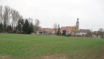 Bild: fg
Noch ist die Walkwiese (im Vordergrund) in Hirschau unbebaut. Im Hintergrund rechts befindet sich der Durchgang vom Parkplatz zur Kirche.