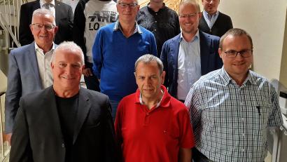 Bild: R. Kreuzer
Vorstand Walter Beer (zweite Reihe, links) und Aufsichtsratsvorsitzender Marco Ries (hinten, links) freuten sich mit den geehrten Mitgliedern und Mitarbeitern über die gute Zusammenarbeit.