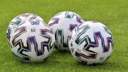 Symbolbild: Hubert Ziegler
Ein Verein kann kaum kontrollieren, was in der Kabine erzählt wird. Problematisch wird es, wenn ein Trainer politisch extreme Ansichten vertritt. Gibt es Hinweise darauf, sollte der Verein handeln.