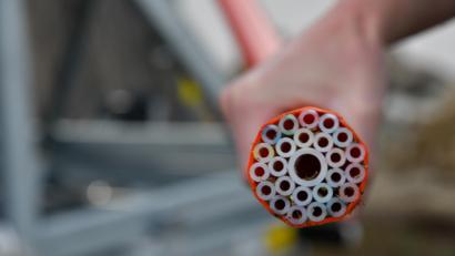 Symbolbild: Petra Hartl
Mit der bayerischen Gigabit-Richtlinie wird der Glasfaserausbau in unterversorgten Kommunen und Gewerbegebieten unterstützt, mit der Glasfaser/WLAN-Richtlinie wird für den Glasfaseranschluss von Rathäusern, Krankenhäuser und öffentlichen Schulen gesorgt.