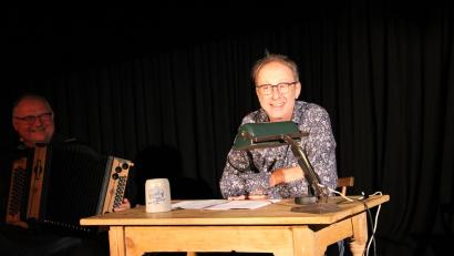 Bild: prh
Schafferhofwirt Reinhard Fütterer unterhält das Publikum mit seinem Programm "Oberpfälzer Zoiglabend".