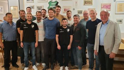 Bild: pme
Der ASV Haselmühl wählt einen neuen Vorstand (von links): Peter Meier, die Vorsitzenden Thorsten Kraft und Alexander Paintner, Sebastian Blödt, Andreas Meier, Manuel Koch, Michael Hammer, Stephan Nörl, Sebastian Mühl, Florian Schafberger, Jürgen Mühl, Franz-Josef Hammer, Vorsitzender Andreas Geisler und Bürgermeister Roland Strehl.