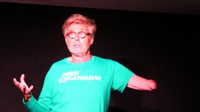 Bild: stg
Von einem fehlenden Arm lässt sich Martin Fromme nicht den Humor nehmen. Seine Geschichten auf der Bühne erzählt er mit viel Selbstironie.