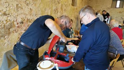 Bild: Hans Yberle/exb
Viele Besucher der Repair-Cafés packen bei der Reparatur auch selbst mit an.