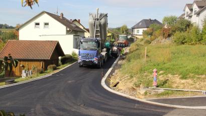 Bild: boj
Endspurt beim Auftragen der Deckschicht im Brünnlweg, hier an der Einmündung in die Dietersdorfer Straße.