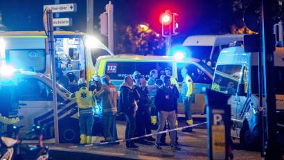Bild: Hatim Kaghat/dpa
Polizisten stehen am Tatort. In Brüssel sind am Montagabend zwei Menschen erschossen worden.