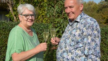 Bild: jr
Stießen auf 50 glückliche Ehejahre an: Maria und Manfred Schähl aus Tirschenreuth feierten goldene Hochzeit. Begonnen hatte alles vor 51 Jahren im Tanzlokal „Tiffany“, ehe ein Jahr später in der Dreifaltigkeitskirche Kappl geheiratet wurde.