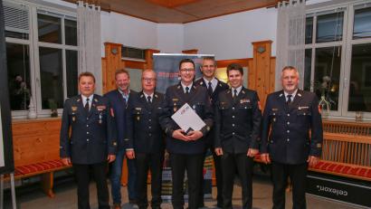 Bild: egl
Kreisbrandinspektor Armin Daubenmerkl (Mitte) wurde mit dem Ehrenkreuz in Silber des Landesfeuerwehrverbandes Bayern geehrt.